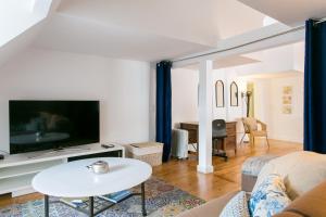 里斯本巴尔罗奥托阁楼公寓的带沙发和电视的客厅