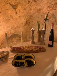 贝赫尔-德拉弗龙特拉AntiQua centro de Vejer con wifi Grupo AC Gestion的一张桌子,上面放着一盘食物和一瓶葡萄酒