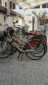 格拉多托侬酒店的停在大楼旁边的一排自行车