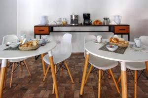 梅赛德斯Las Palmas的两张白色桌子,上面有面包篮子