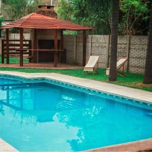 梅赛德斯Las Palmas的一个带野餐桌和凉亭的游泳池