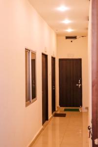 KatniROYAL PALACE BY RAJASTHAN MAHESHWARI BHAWAN的走廊,房间带黑色门