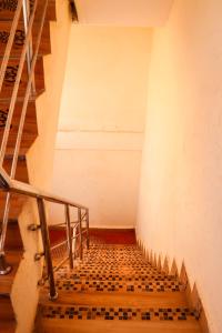 KatniROYAL PALACE BY RAJASTHAN MAHESHWARI BHAWAN的一座带金属栏杆的建筑中的楼梯