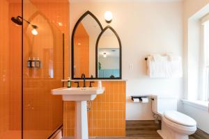 纳什维尔The Russell的橙色瓷砖浴室设有水槽和淋浴