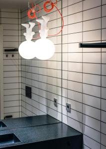 诺尔雪平诺尔雪平舒适酒店的厨房光线充足,设有白色瓷砖墙壁