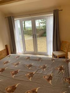 LongnorIvy House的卧室内的一张床位,卧室设有窗户和鸟床罩