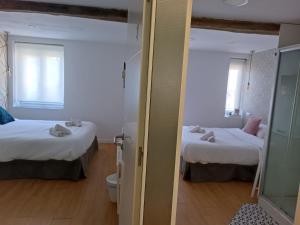 穆特里库Rin Rooms的小房间设有两张床和镜子