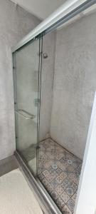 雅可布湾Ommihoek的浴室里设有玻璃门淋浴