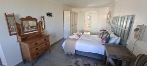 雅可布湾Ommihoek的一间卧室配有一张床、梳妆台和镜子
