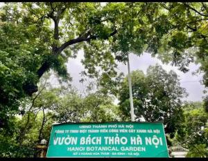 河内Homestay - Kim Mã - Giang Văn Minh的公园里一些树木前面的一个标志