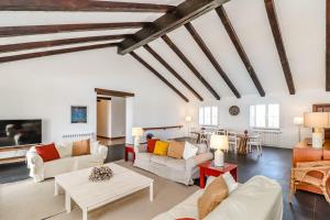 埃尔瓦斯Monte da Vista Alegre的客厅配有白色家具和木制天花板。