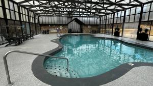赛维尔维尔Lazy Bear Den的大型建筑中的大型游泳池