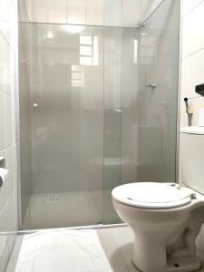 贝伦马查多广场酒店 的一间带卫生间和玻璃淋浴间的浴室