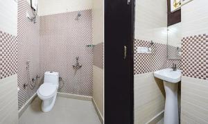 诺伊达FabHotel Noida Sector 50的一间带卫生间和水槽的浴室