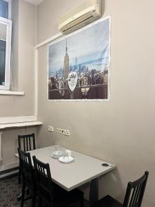 维尔纽斯Pacific Hostel的一间用餐室,配有一张桌子和一张墙上的照片