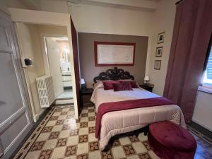 卢卡Villa San Donato B&B的一间卧室,卧室内配有一张大床