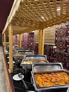 瓦迪拉姆Shaheen Camp Wadi rum的包含许多食物的自助餐