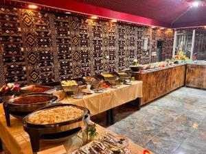 瓦迪拉姆Shaheen Camp Wadi rum的餐厅设有几张餐桌和一堵葡萄酒瓶