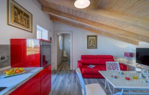 马洛塔piccolo chalet的客厅设有红色厨房和红色沙发