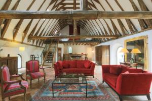 图尔184 Walvein - EGLISE的客厅配有两张红色的沙发和椅子