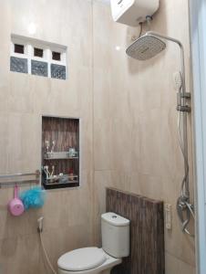 TemonGriya Delvin的一间带卫生间和淋浴的浴室