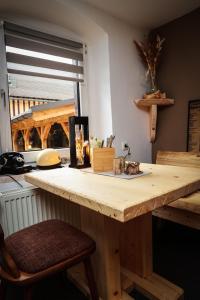 贝尔费德Pension Haus Fürstenberg的厨房配有木制台面和窗户