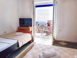 贝西奇Amisos Boutique Hotel的一间卧室配有一张床,享有海景