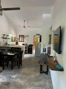 CabuyaCasa Savoirone Cabuya的厨房以及带桌椅的起居室。
