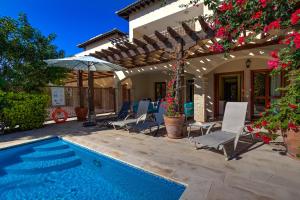 库克里亚2 bedroom Apartment Eros with private pool and garden, Aphrodite Hills Resort的一座带游泳池和房子的别墅