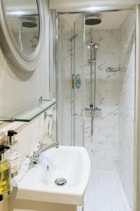 伍德福德The Royal Oak的白色的浴室设有水槽和淋浴。