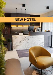 塞格德RIVA Boutique Hotel的大堂设有新酒店,配有黄色椅子