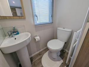 达农The Manor的浴室配有白色卫生间和盥洗盆。