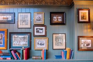 伍德福德The Royal Oak的墙上有一堆书和图片