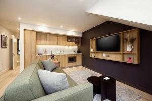 爱丁堡Wilde Aparthotels Edinburgh Grassmarket的带沙发和电视的客厅