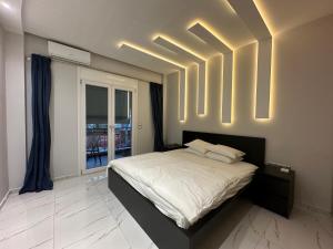 比雷埃夫斯Warm and modern brand new apartment的卧室配有一张挂在墙上的灯光床。