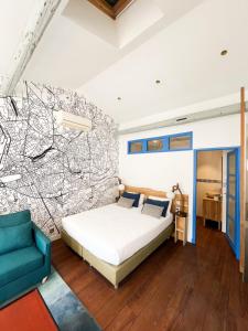 马赛丰丰小屋酒店的卧室配有一张床,墙上挂着壁画