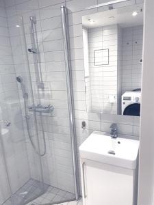 滕斯贝格MyCondo no - Tønsberg Brygge的带淋浴和盥洗盆的浴室