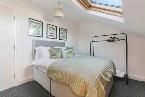 诺丁汉4 Bed House Near Trent Bridge的一间白色客房内的床铺卧室