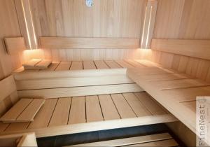 斯帕Appartement 3 chambres "Luxury Nest Spa F1" by FineNest的一间铺有木地板并带电热毯的小桑拿浴室