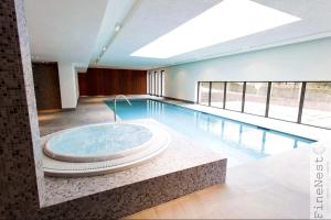 斯帕Appartement 3 chambres "Luxury Nest Spa F1" by FineNest的一个带热水浴缸的大型游泳池
