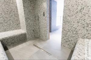 斯帕Appartement 3 chambres "Luxury Nest Spa F1" by FineNest的一间带淋浴的浴室,配有瓷砖墙壁