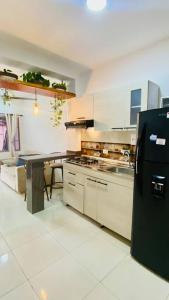 蒙波斯Cómodo Apartamento céntrico 2 Habitaciones的厨房配有桌子和黑冰箱。