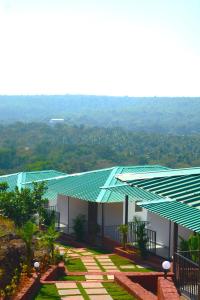 阿姆波尔Cashew leaf resort的一座带绿色屋顶的景观建筑