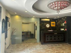 斋浦尔Tipsyy Inn & Suites Jaipur的大堂墙上挂着时钟