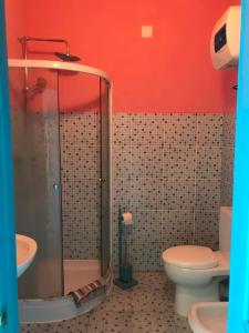 Vila Nova SintraDjabraba's Eco-Lodge的带淋浴、卫生间和盥洗盆的浴室