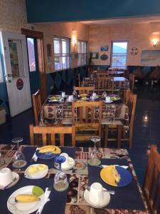 Vila Nova SintraDjabraba's Eco-Lodge的一间餐厅配有桌椅,提供食物