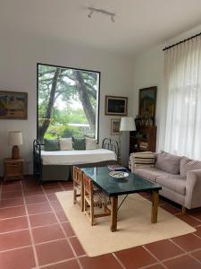 圣洛伦索La Justina - Casa de Campo en San Lorenzo的客厅配有沙发和桌子