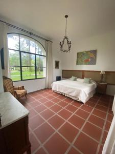 圣洛伦索La Justina - Casa de Campo en San Lorenzo的大型客房设有床和大窗户。