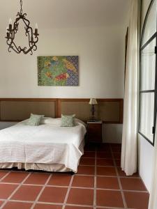圣洛伦索La Justina - Casa de Campo en San Lorenzo的一间卧室配有一张床和一个吊灯