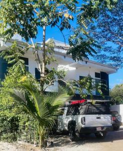 瓜纳卡斯特Apartamentos Tamarindo Guanacaste 3的停在房子前面的一辆白色卡车